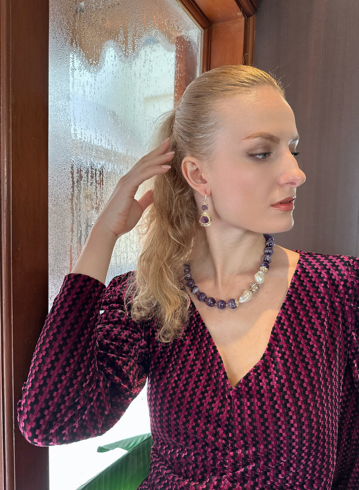 This exquisite piece combines the regal charm of amethyst gemstones with the organic allure of baroque pearls, creating a striking and unique accessory.