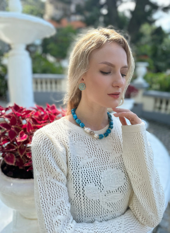Make a statement with this chic necklace that effortlessly blends sophistication and natural allure