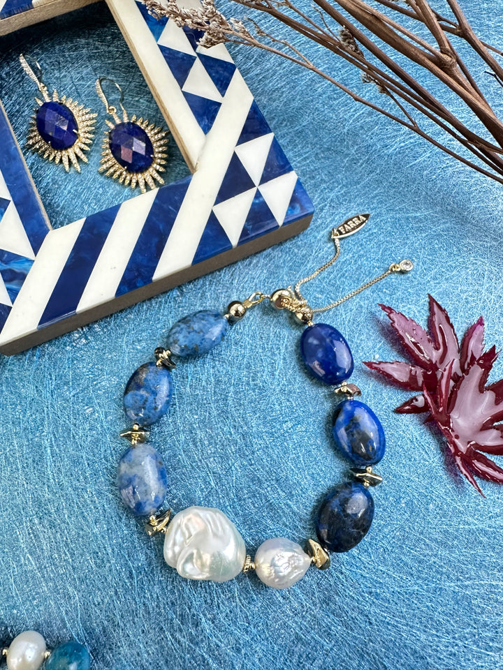 This exquisite bracelet features genuine agate stones, each uniquely patterned, accompanied by the organic allure of baroque pearls and the timeless charm of freshwater pearls.