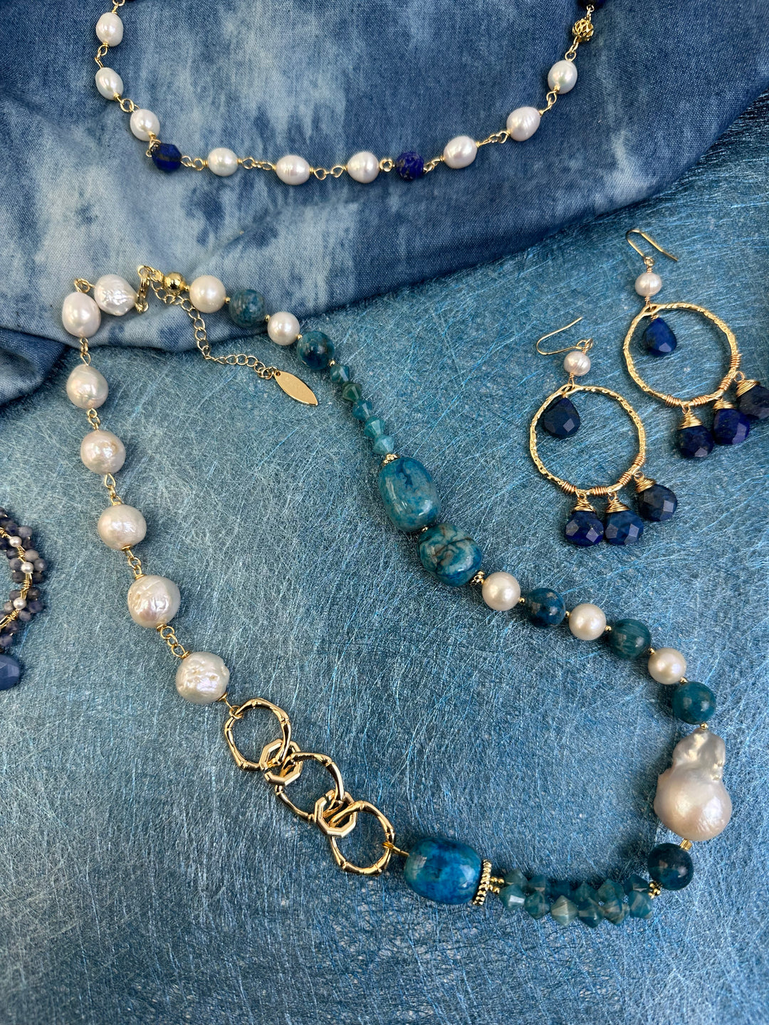 Make a statement with this chic necklace that effortlessly blends sophistication and natural allure