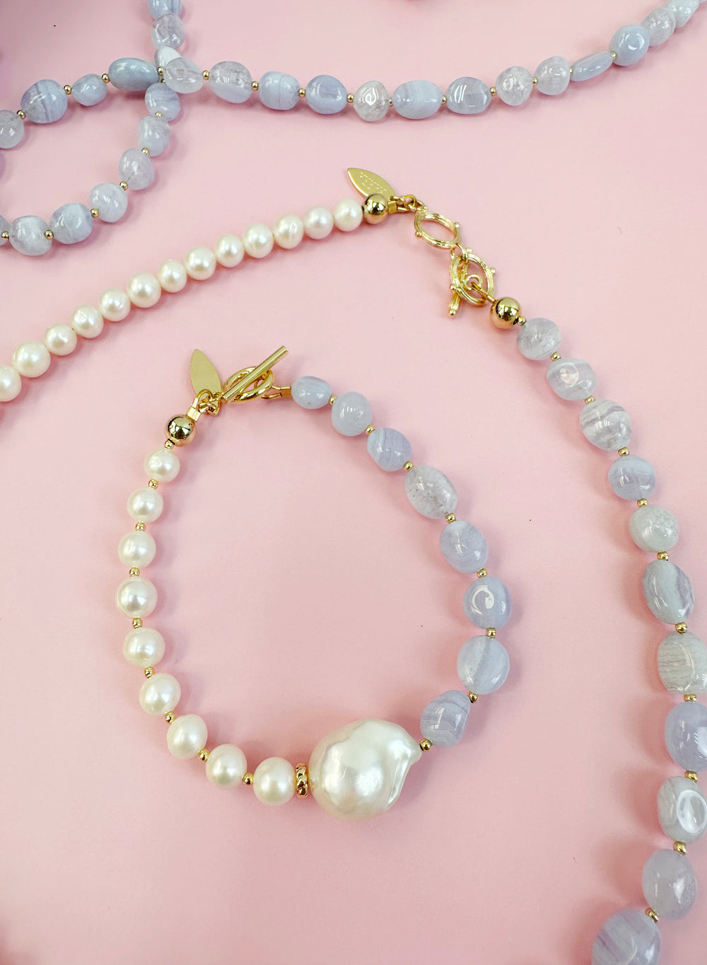 The combination of pearls and agate creates a harmonious balance, making it a versatile accessory for any occasion.