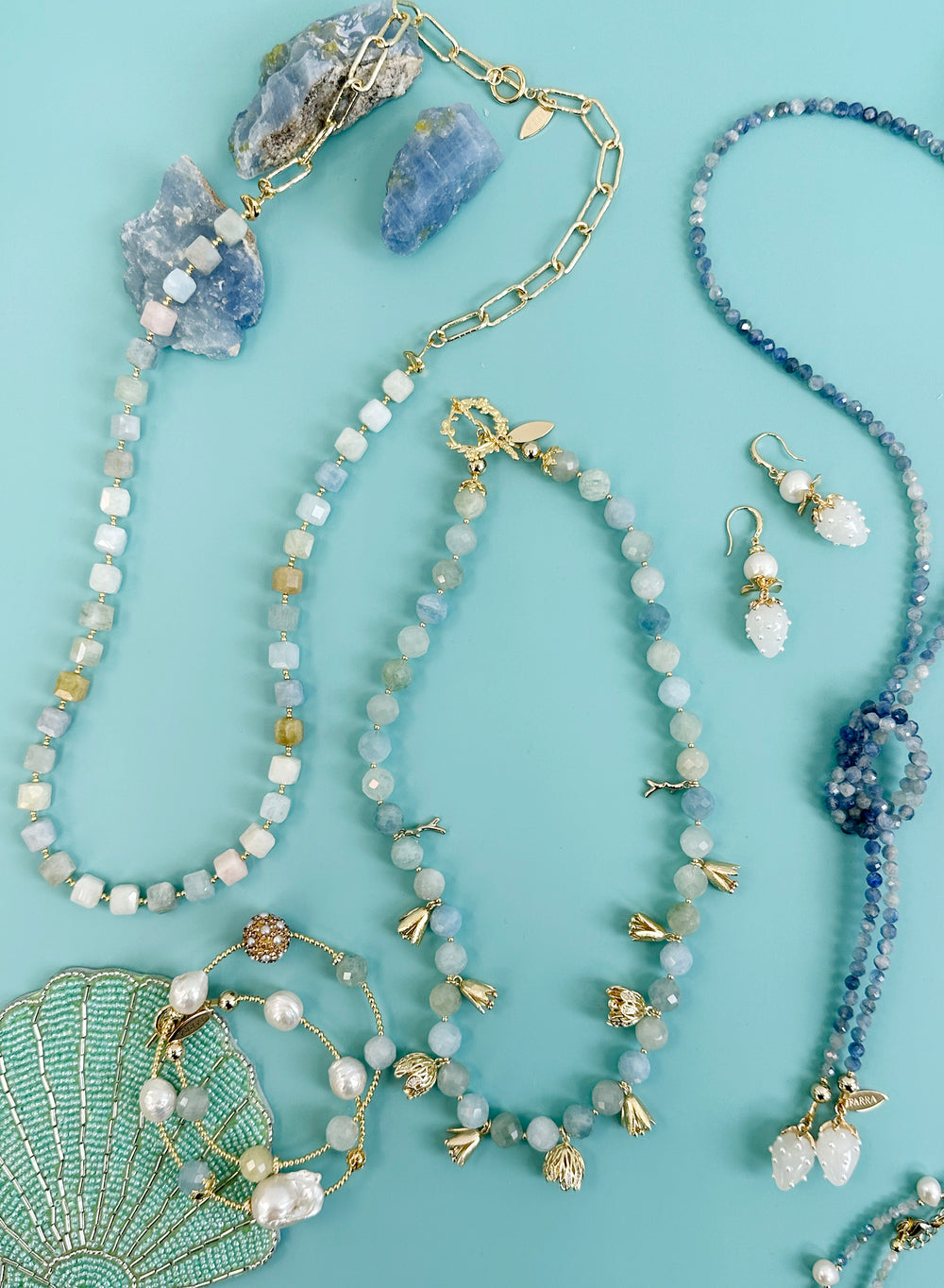 Crafted with precision and adorned with attention to detail, this necklace effortlessly combines sophistication with a hint of botanical charm.