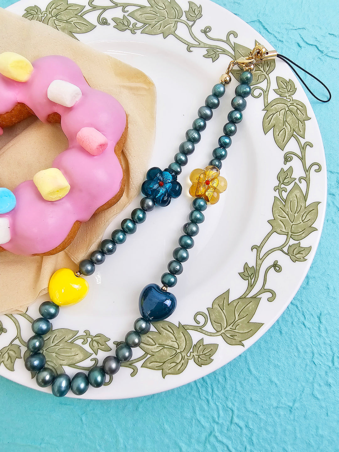 Green Freshwater Pearls With Flowers And Ceramic Hearts Phone Strap PC057