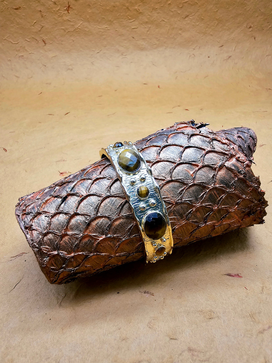 Tiger-eye Stone Setting Gold Bangle QB001