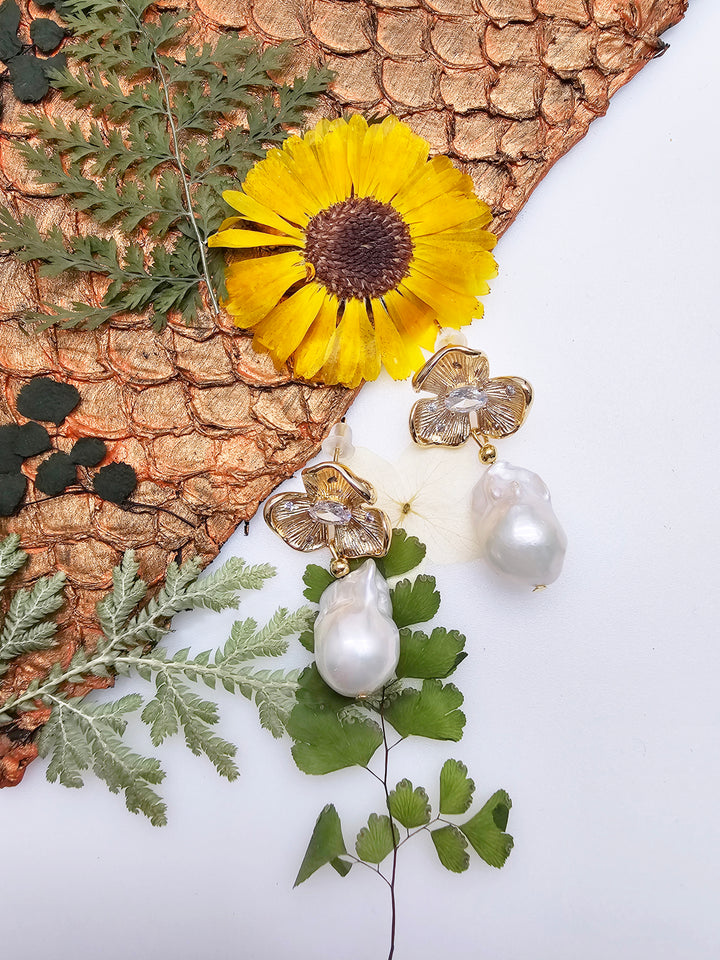 Elegant Baroque Freshwater Pearl Flower Stud Earrings RE008