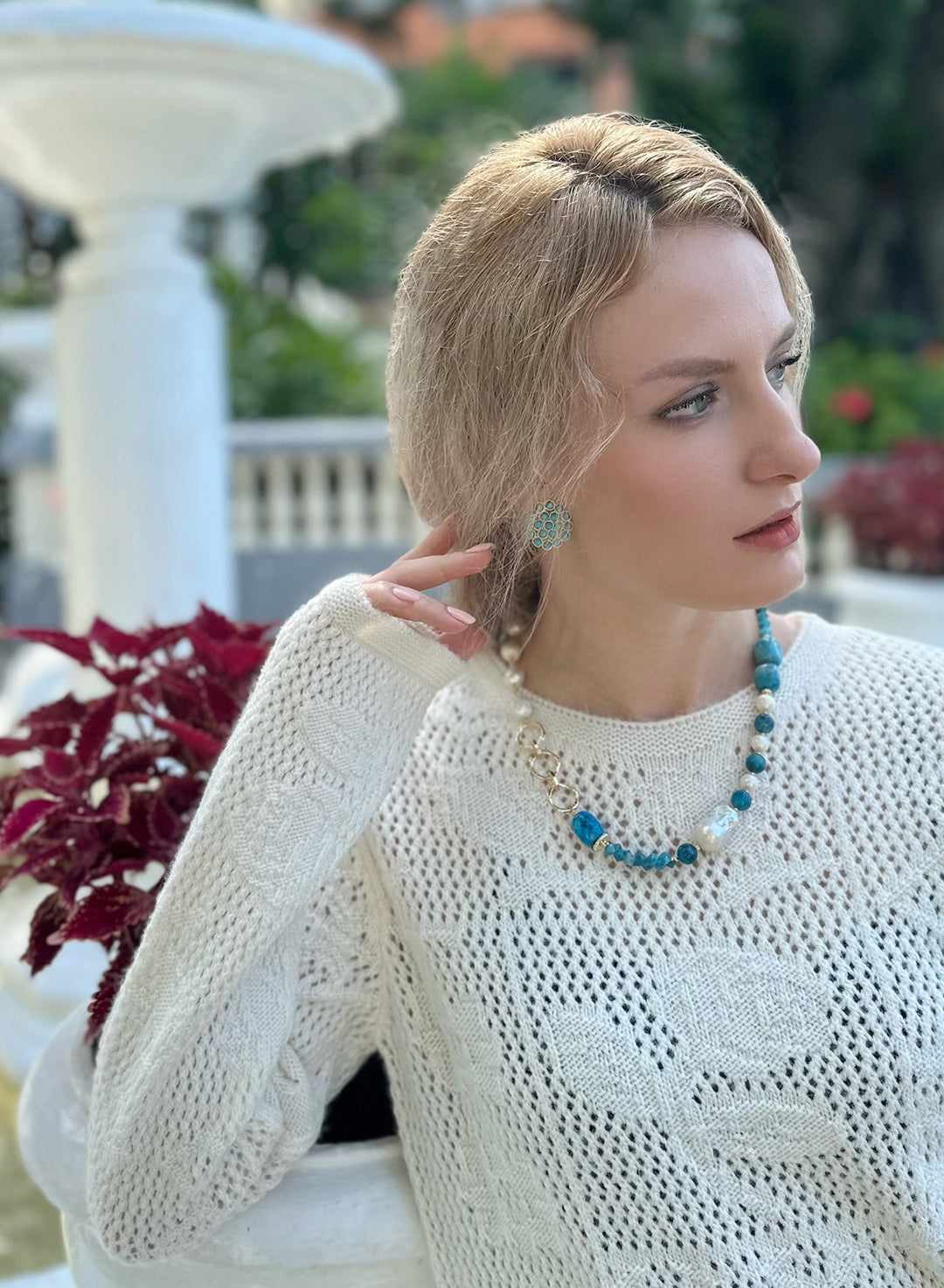 Make a statement with this chic necklace that effortlessly blends sophistication and natural allure