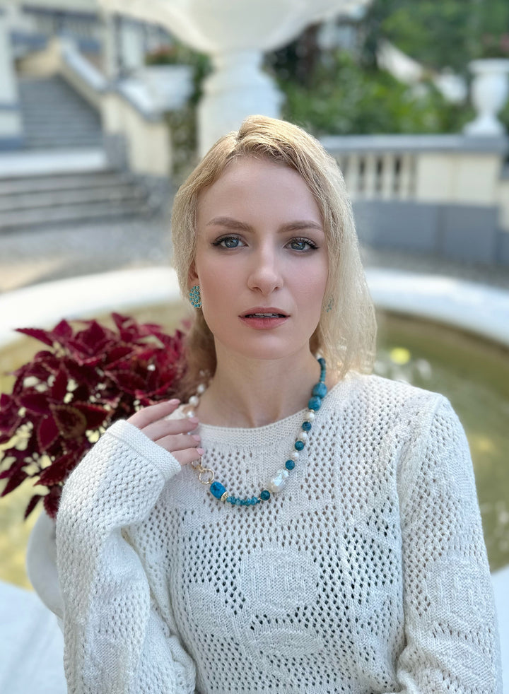 Make a statement with this chic necklace that effortlessly blends sophistication and natural allure