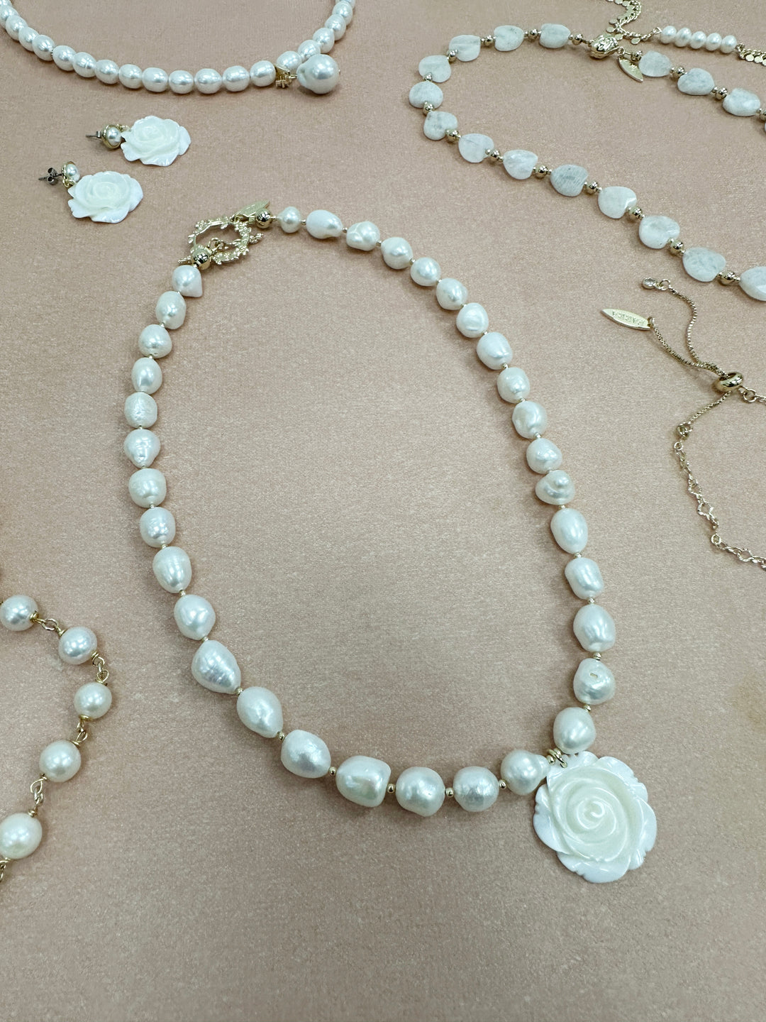 Freshwater Pearls With Rose Pendant Choker Necklace LN062