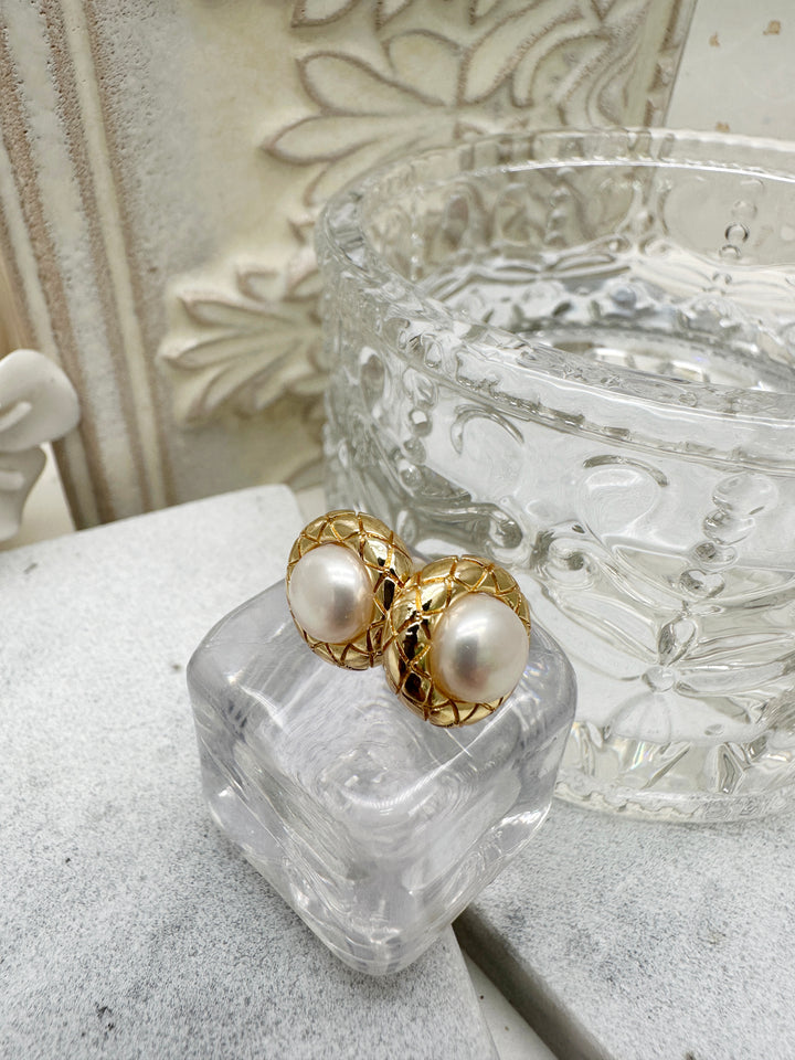Minimalist Round Freshwater Pearls Stud Earrings LE039