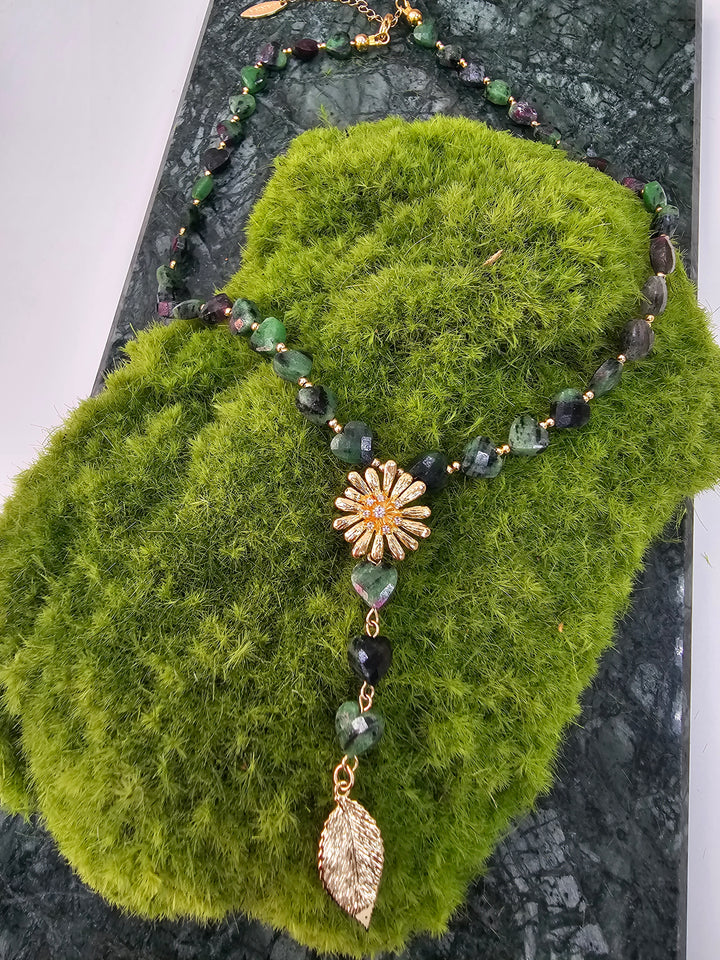 Heart Shaped Green Gemstone With Daisy Flower Necklace NN040