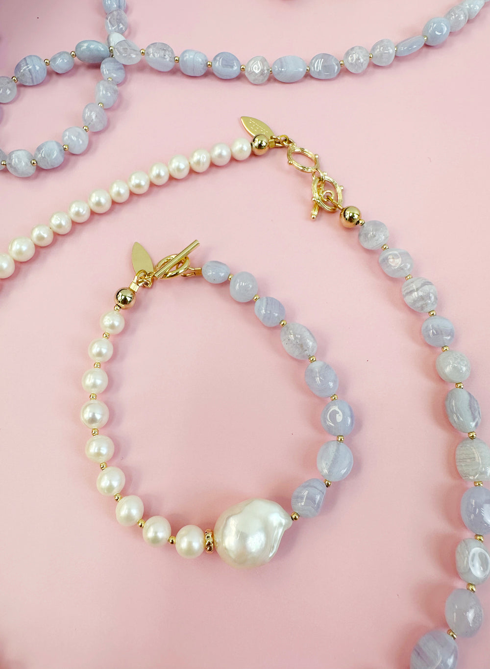  The combination of pearls and agate creates a harmonious balance, making it a versatile accessory for any occasion.